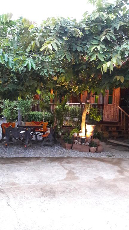 J&J Guesthouse Сукотай Екстериор снимка