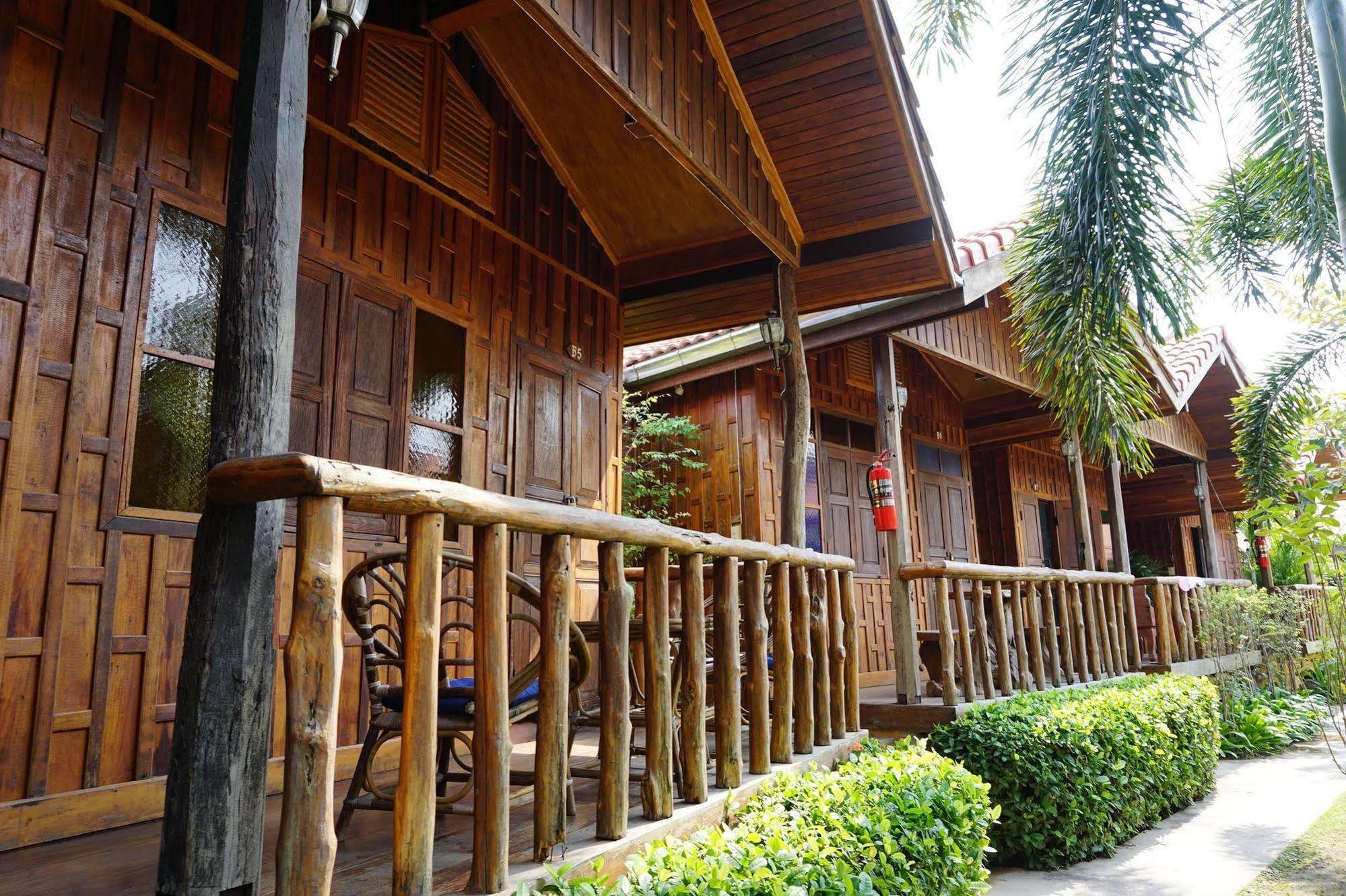 J&J Guesthouse Сукотай Екстериор снимка
