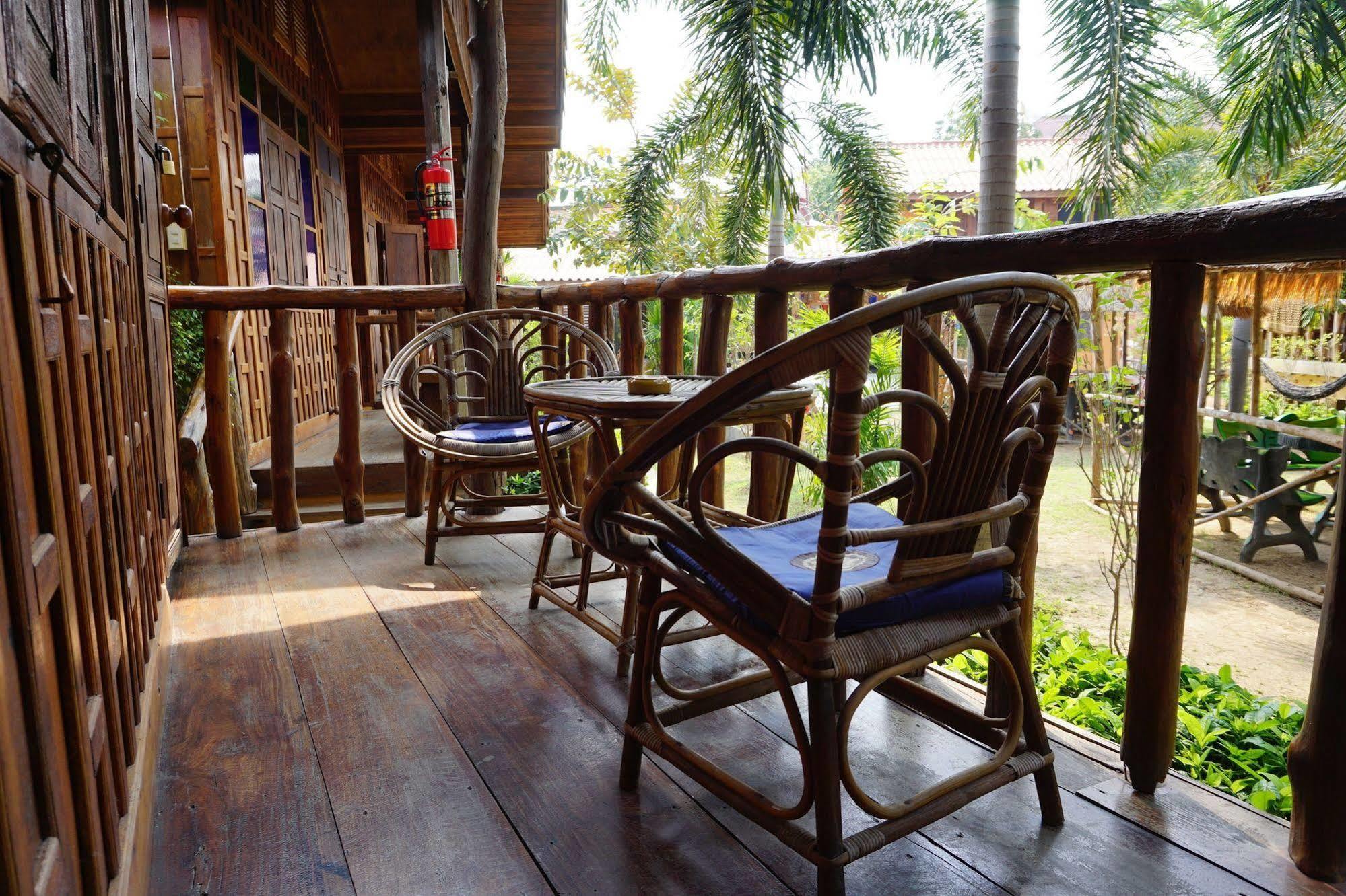 J&J Guesthouse Сукотай Екстериор снимка