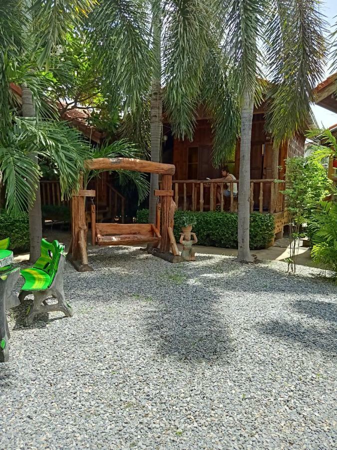 J&J Guesthouse Сукотай Екстериор снимка