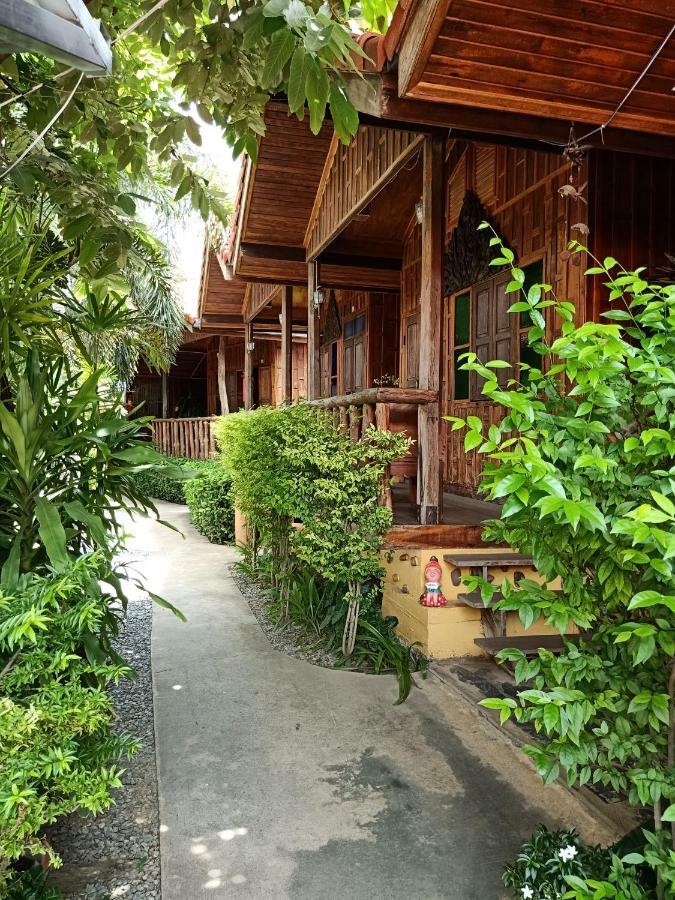 J&J Guesthouse Сукотай Екстериор снимка