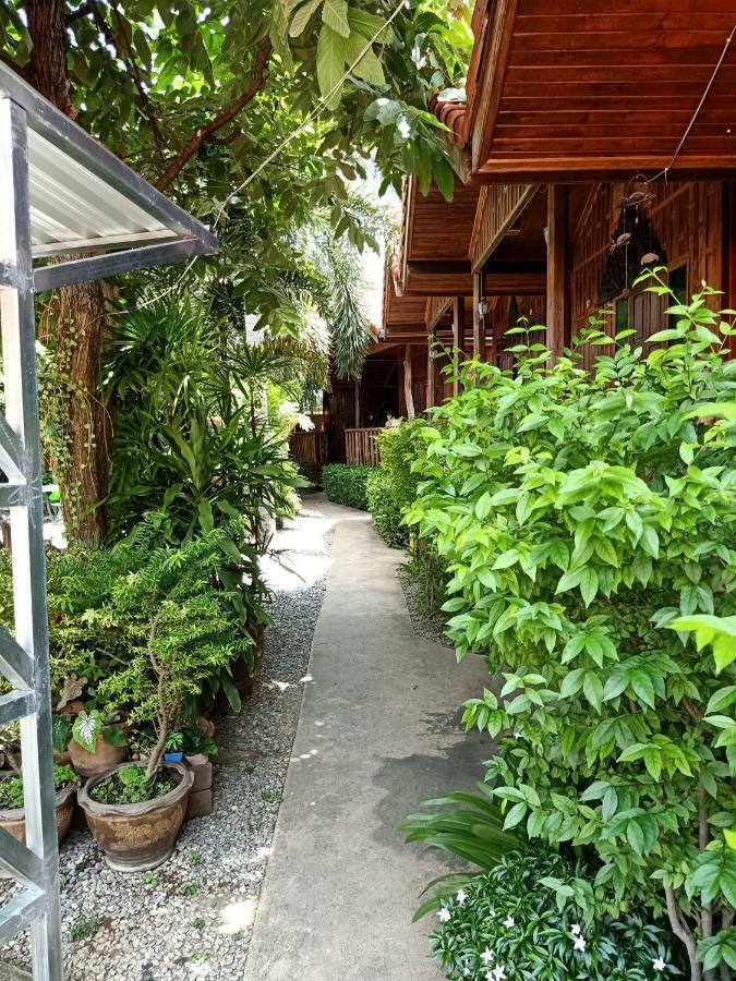 J&J Guesthouse Сукотай Екстериор снимка