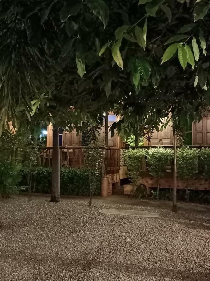 J&J Guesthouse Сукотай Екстериор снимка