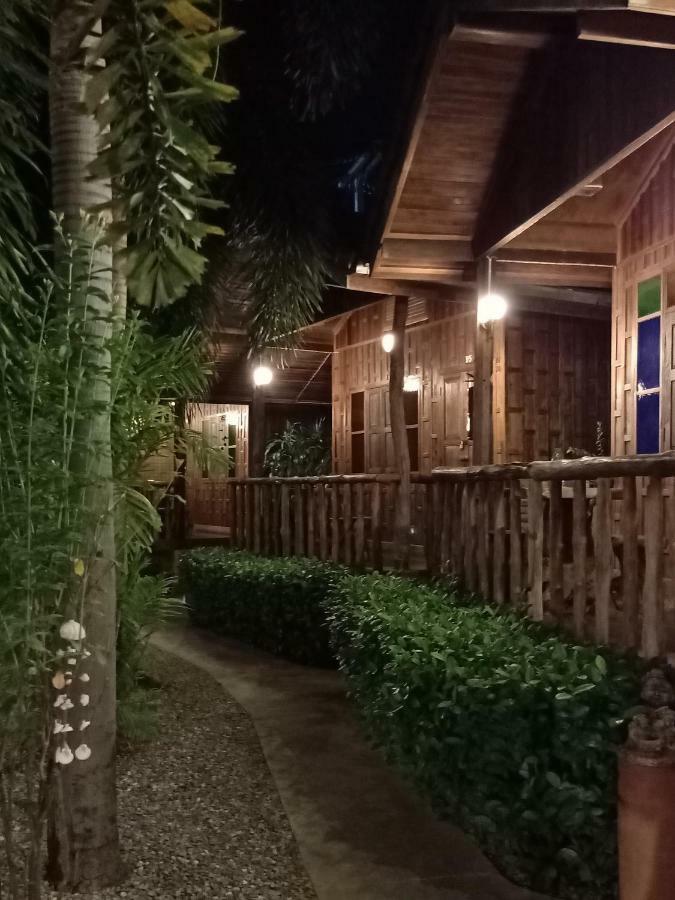 J&J Guesthouse Сукотай Екстериор снимка