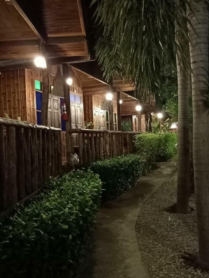 J&J Guesthouse Сукотай Екстериор снимка